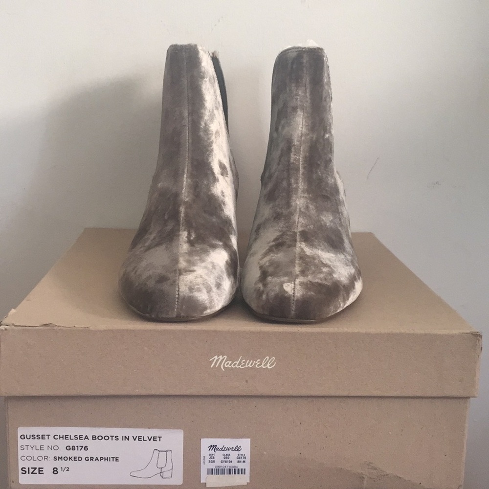 Gusset Chelsea boots in velvet